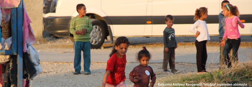 Yaşadıkları çadır kentin sokaklarında coşkuyla oyun oynayan üç oğlan dört kız göçebe çocuk
